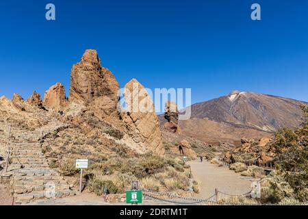 Almost deserted viewpoint at the Roques de Garcia, rock formation and mount Teide volcano with almost zero tourism due to covid 19 pandemic restrictio Stock Photo