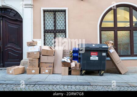 Zittau, Germany. 21st Dec, 2020. In front of a house, several empty boxes are stacked on top of each other between a bin for paper and cardboard. Currently, more packaging is needed because the shipping of parcels is increasing. The pandemic in Saxony continues to grow. The district of Görlitz in the east of the Free State of Saxony has one of the highest numbers of cases of infection in the whole of Germany. Credit: Daniel Schäfer/dpa-Zentralbild/dpa/Ģ����ý Live News Stock Photo