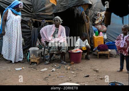 MALI, Bamako, IDP camp Niamana, Peulh people settled here after ethnic conflicts with Dogon people in the region Mopti, Peulh women / Peul Fluechtlinge haben sich nach ethnischen Konflikten mit Dogon in der Region Mopti hier angesiedelt, Peul Frauen Stock Photo