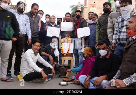 Beawar, Rajasthan, India, Dec. 21, 2020: Congress activists hold banners and cooking gas cylinder to protest against price hike of LPG cylinder at Gandhi circle in Beawar. Activists also raise slogans against PM Narendra Modi led central government. Credit: Sumit Saraswat/Ģ����ý Live News Stock Photo