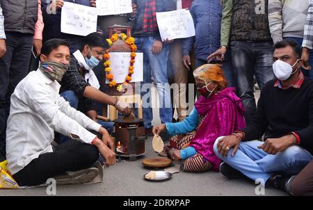 Beawar, Rajasthan, India, Dec. 21, 2020: Congress activists hold banners and cooking gas cylinder to protest against price hike of LPG cylinder at Gandhi circle in Beawar. Activists also raise slogans against PM Narendra Modi led central government. Credit: Sumit Saraswat/Ģ����ý Live News Stock Photo