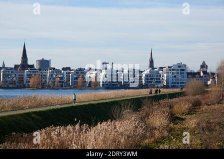 Blick von der Uferpromenade des Phoenix-Sees in Dortmund aus auf Haeuser mit gehobenem Standart. Im Vordergrund befindet sich ein Wanderweg. Im Hinter Stock Photo