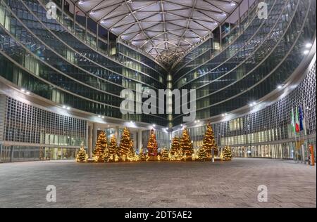 Milan, Italy. 20th Dec, 2020. Christmas trees and decorations under Lombardy region palace in Milan, Italy. (Photo by Luca Ponti/Pacific Press) Credit: Pacific Press Media Production Corp./Alamy Live News Stock Photo