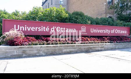 University of Ottawa sign at the campus in Ottawa, Ontario, Canada Stock Photo