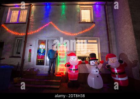INFLATABLE SANTA CLAUS AND SNOWMAN IN FRONT OF PALM TREES IN ...