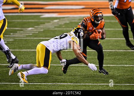 Cincinnati, OH, USA. 21st Dec, 2020. Ryan Finley #5 of the Cincinnati  Bengals runs with the ball during NFL football game action between the  Pittsburgh Steelers and the Cincinnati Bengals at Paul