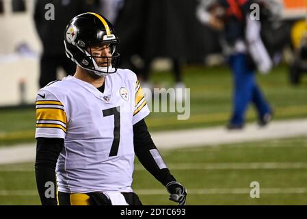 Cincinnati, OH, USA. 21st Dec, 2020. Ryan Finley #5 of the Cincinnati  Bengals runs with the ball during NFL football game action between the  Pittsburgh Steelers and the Cincinnati Bengals at Paul