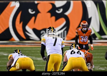 Cincinnati, OH, USA. 21st Dec, 2020. Ryan Finley #5 of the Cincinnati  Bengals runs with the ball during NFL football game action between the  Pittsburgh Steelers and the Cincinnati Bengals at Paul