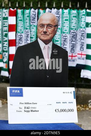 Dublin, Grossbritannien. 07th June, 2015. firo Fuvuball, Football, International, 07.06.2015 National team: Test match Ireland - England 0: 0 cardboard cutout with check humor joke from FIFA President on the subject of bribery An image of Sepp Blatter with a check outside the Aviva Stadium, home of Republic of Ireland | usage worldwide Credit: dpa/Alamy Live News Stock Photo