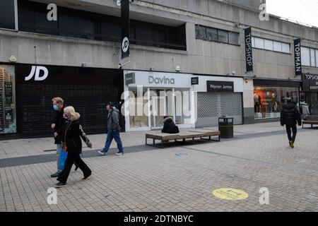 Bromley, UK. 22nd Dec, 2020. Bromley High Street is unusually deserted of shoppers two days before Christmas as people stay at home under Government Guidelines in Tier 4. Credit: Keith Larby/Alamy Live News Stock Photo