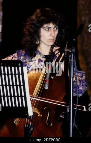 Helen Liebmann from the Penguin Cafe Orchestra during the soundcheck at the Mermaid Theater. London, December 16, 1984 | usage worldwide Stock Photo