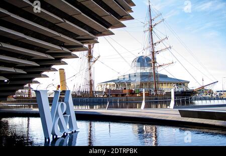 Dundee, Tayside, Scotland, UK. 22nd December, 2020. UK Weather: A very chilly and sunny  morning across North East Scotland with temperatures reaching 3°C. The Dundee waterfront is basking in glorious winter sunshine and clear blue skies giving a spectacular view of the impressive V&A Design Museum and the RRS Discovery ship. Credit: Dundee Photographics/Alamy Live News Stock Photo