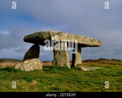 View SSE of Lanyon Quoit, Cornwall, England, UK: a Neolithic burial chamber at the N end of a low long mound containing the remains of burial cists. Stock Photo