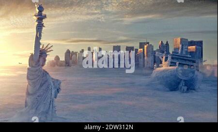 THE DAY AFTER TOMORROW 2004 20th Century Fox film. Chaos in the streets ...