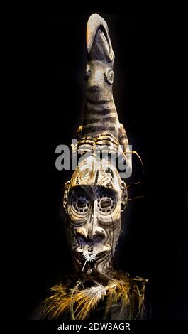 Latmul culture, Plug of a sacred flute depicting a human-like bird, an important figure in the Sepik region. The large transverse flute was played during parts of the initiation ritual in the men’s house. The tones drawn from it were considered to be the voices of ancestors. 60cm (23 5/8in.) The total Iatmul population is about 10,000 people. The homeland of the Iatmul is along the middle course of the Sepik River in the country of Papua, New Guinea, Indonesia Stock Photo