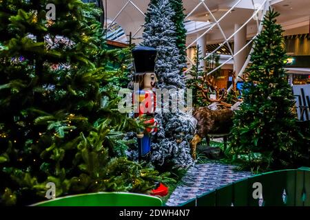 Melbourne, Australia. 23rd Dec, 2020. Pre Christmas shoppers lining up at Louis  Vuitton store in Chadstone Shopping Centre. Credit: SOPA Images  Limited/Alamy Live News Stock Photo - Alamy