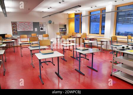 Empty classroom, the chairs have been placed on the tables, schools and daycare centers will be closed for an initially indefinite period of time due to the imposed lockdown, classrooms of a primary and middle school in Germering near Munich in Bavaria on December 21, 2020. | usage worldwide Stock Photo