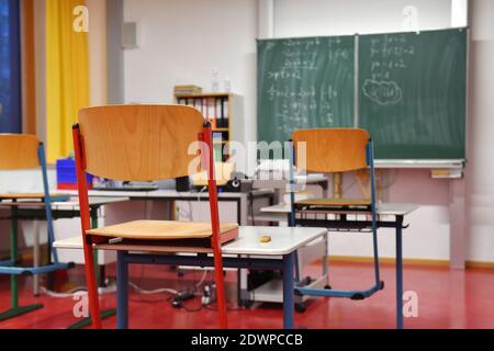 Empty classroom, the chairs have been placed on the tables, schools and daycare centers will be closed for an initially indefinite period of time due to the imposed lockdown, classrooms of a primary and middle school in Germering near Munich in Bavaria on December 21, 2020. | usage worldwide Stock Photo