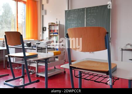 Empty classroom, the chairs have been placed on the tables, schools and daycare centers will be closed for an initially indefinite period of time due to the imposed lockdown, classrooms of a primary and middle school in Germering near Munich in Bavaria on December 21, 2020. | usage worldwide Stock Photo