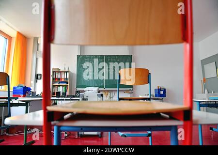 Empty classroom, the chairs have been placed on the tables, schools and daycare centers will be closed for an initially indefinite period of time due to the imposed lockdown, classrooms of a primary and middle school in Germering near Munich in Bavaria on December 21, 2020. | usage worldwide Stock Photo