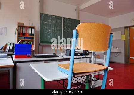 Empty classroom, the chairs have been placed on the tables, schools and daycare centers will be closed for an initially indefinite period of time due to the imposed lockdown, classrooms of a primary and middle school in Germering near Munich in Bavaria on December 21, 2020. | usage worldwide Stock Photo