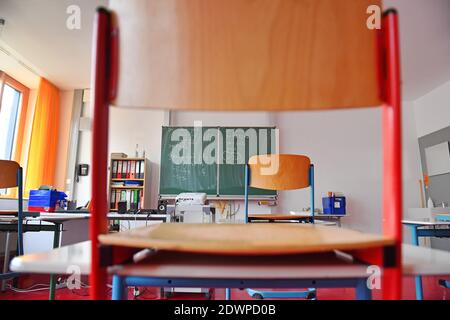 Empty classroom, the chairs have been placed on the tables, schools and daycare centers will be closed for an initially indefinite period of time due to the imposed lockdown, classrooms of a primary and middle school in Germering near Munich in Bavaria on December 21, 2020. | usage worldwide Stock Photo