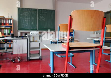 Empty classroom, the chairs have been placed on the tables, schools and daycare centers will be closed for an initially indefinite period of time due to the imposed lockdown, classrooms of a primary and middle school in Germering near Munich in Bavaria on December 21, 2020. | usage worldwide Stock Photo