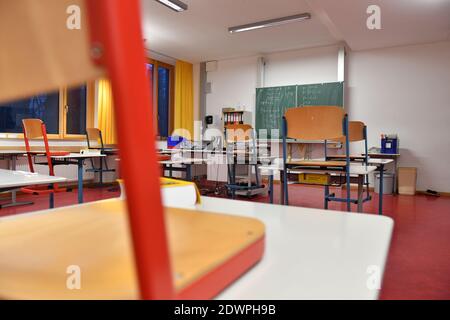 Empty classroom, the chairs have been placed on the tables, schools and daycare centers will be closed for an initially indefinite period of time due to the imposed lockdown, classrooms of a primary and middle school in Germering near Munich in Bavaria on December 21, 2020. | usage worldwide Stock Photo