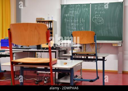 Empty classroom, the chairs have been placed on the tables, schools and daycare centers will be closed for an initially indefinite period of time due to the imposed lockdown, classrooms of a primary and middle school in Germering near Munich in Bavaria on December 21, 2020. | usage worldwide Stock Photo