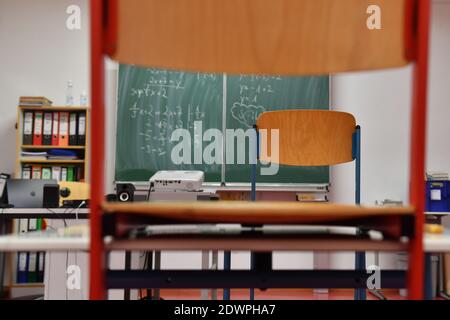 Empty classroom, the chairs have been placed on the tables, schools and daycare centers will be closed for an initially indefinite period of time due to the imposed lockdown, classrooms of a primary and middle school in Germering near Munich in Bavaria on December 21, 2020. | usage worldwide Stock Photo