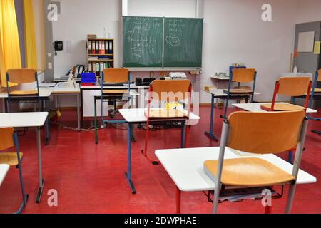 Empty classroom, the chairs have been placed on the tables, schools and daycare centers will be closed for an initially indefinite period of time due to the imposed lockdown, classrooms of a primary and middle school in Germering near Munich in Bavaria on December 21, 2020. | usage worldwide Stock Photo