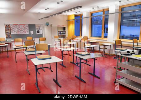 Empty classroom, the chairs have been placed on the tables, schools and daycare centers will be closed for an initially indefinite period of time due to the imposed lockdown, classrooms of a primary and middle school in Germering near Munich in Bavaria on December 21, 2020. | usage worldwide Stock Photo