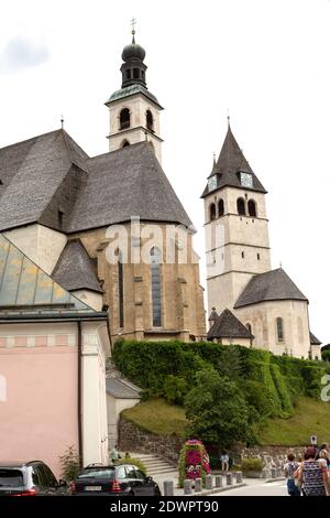 Pfarrkirche zum Hl. Andreas und die Liebfrauenkirche, Kitzbühel, Tirol, Österreich Stock Photo
