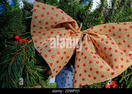 sack cloth christmas bow on house front door wreath, norfolk, england Stock Photo