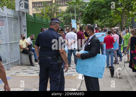 Sao Paulo, Sao Paulo, Brasil. 23rd Dec, 2020. (INT) Union leaders protest in front of the city council. December 23, 2020, Sao Paulo, Brazil: A group of union leaders are protesting in front of Sao Paulo City Council, regarding the salary increase of the Mayor of Sao Paulo, Bruno Covas and the theft in transport union. Credit: Leco Viana/TheNews2 Credit: Leco Viana/TheNEWS2/ZUMA Wire/Alamy Live News Stock Photo