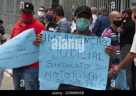 Sao Paulo, Sao Paulo, Brasil. 23rd Dec, 2020. (INT) Union leaders protest in front of the city council. December 23, 2020, Sao Paulo, Brazil: A group of union leaders are protesting in front of Sao Paulo City Council, regarding the salary increase of the Mayor of Sao Paulo, Bruno Covas and the theft in transport union. Credit: Leco Viana/TheNews2 Credit: Leco Viana/TheNEWS2/ZUMA Wire/Alamy Live News Stock Photo