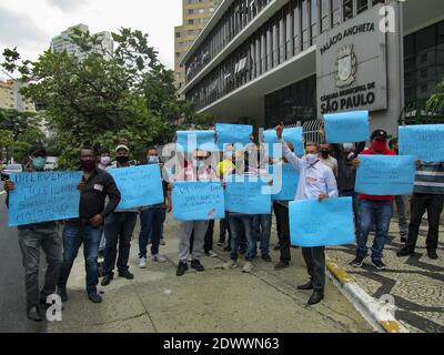 Sao Paulo, Sao Paulo, Brasil. 23rd Dec, 2020. (INT) Union leaders protest in front of the city council. December 23, 2020, Sao Paulo, Brazil: A group of union leaders are protesting in front of Sao Paulo City Council, regarding the salary increase of the Mayor of Sao Paulo, Bruno Covas and the theft in transport union. Credit: Leco Viana/TheNews2 Credit: Leco Viana/TheNEWS2/ZUMA Wire/Alamy Live News Stock Photo