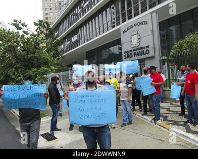 Sao Paulo, Sao Paulo, Brasil. 23rd Dec, 2020. Sao Paulo (SP), 23/12/2020 - MANIFESTACAO/CAMERA MUNICIPAL DE SAO PAULO - Um grupo de sindicalistas fazem protesto na frente da Camera Municipal de Sao Paulo, referente ao aumento salarial do Prefeito de Sao Paulo Bruno Covas e do roubo no sindicato do transporte, na manha desta quarta-feira Credit: Leco Viana/TheNEWS2/ZUMA Wire/Alamy Live News Stock Photo