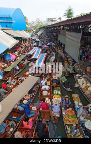 Damnoen Saduak is the most popular floating market in Thailand, great for photo opportunities, food, and for giving you an insight into a bygone way o Stock Photo