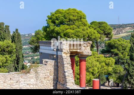 Partial view of the Minoan Palace of Knossos with characteristic columns and a fresco of a bull behind. Crete, Greece Stock Photo