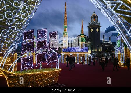Moscow, Russia. 23rd Dec, 2020. People view light decorations for the New Year in Moscow, Russia, on Dec. 23, 2020. Credit: Evgeny Sinitsyn/Xinhua/Alamy Live News Stock Photo