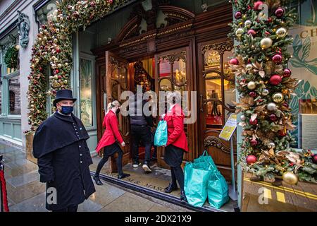 England /London/ Piccadilly/ Doorman wearing a face mask due to the COVID-19 pandemic,at Fortnum & Mason in London on December 23, 2020. Stock Photo