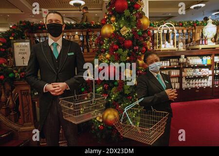 England /London/ Piccadilly/ Personal shoppers wearing a face mask due to the COVID-19 pandemic,at Fortnum & Mason in London on December 23, 2020. Stock Photo