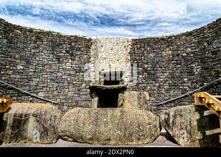 County Meath, Eastern Ireland, UK. 5th May, 2016. Newgrange entrance stone is carved with megalithic art. Newgrange UNESCO World Heritage Site is a 5, Stock Photo