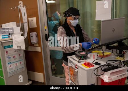 Roseville, California, USA. 22nd Dec, 2020. Phlebotomist lab assistant Jennifer Traylor, works outside a COVID-19 patients triage room in the emergency department at Sutter Roseville Medical Center on Tuesday, Dec. 22, 2020. Credit: Renée C. Byer/ZUMA Wire/Alamy Live News Stock Photo