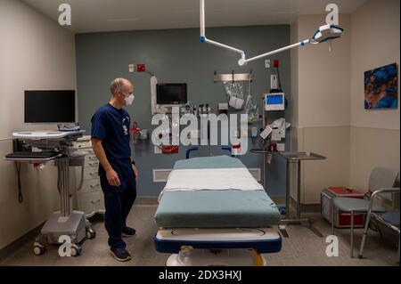 Roseville, California, USA. 22nd Dec, 2020. Keegan Kirby, clinical manager for Sutter Roseville's emergency department, stands in one of the two negative pressure rooms ready for COVID-19 positive patients at Sutter Roseville Medical Center on Tuesday, Dec. 22, 2020. Credit: Renée C. Byer/ZUMA Wire/Alamy Live News Stock Photo