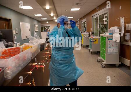 Roseville, California, USA. 22nd Dec, 2020. Registered Nurse Allison Shiftar puts on protective glasses as she gets ready to go into one of the triage rooms to care for a COVID-19 positive patient in the emergency department at Sutter Roseville Medical Center on Tuesday, Dec. 22, 2020. Credit: Renée C. Byer/ZUMA Wire/Alamy Live News Stock Photo