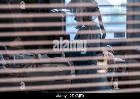 Roseville, California, USA. 22nd Dec, 2020. Registered Nurse Gurpinder Kaur works inside an ICU room with a COVID-19 positive patient at Sutter Roseville Medical Center on Tuesday, Dec. 22, 2020. Credit: Renée C. Byer/ZUMA Wire/Alamy Live News Stock Photo