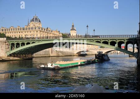 Installation for the 13th edition of Paris-Plage along the Seine in Paris, France, July 17, 2014, a temporary artificial beaches, which takes place from July 19 to August 17, 2014 in Paris, France on July 17, 2014 . Photo by Thierry Plessis / ABACAPRESS.COM Stock Photo