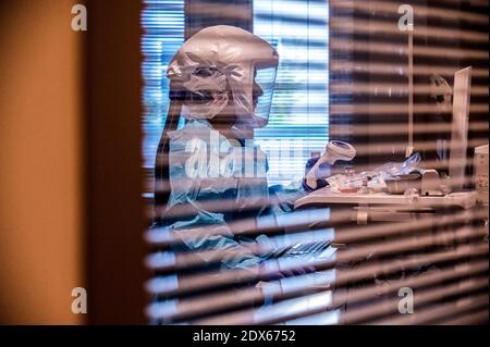 Roseville, California, USA. 22nd Dec, 2020. Registered Nurse GURPINDER KAUR works inside an ICU room with a COVID-19 positive patient at Sutter Roseville Medical Center on Tuesday, Dec. 22, 2020. Credit: Renée C. Byer/ZUMA Wire/Alamy Live News Stock Photo